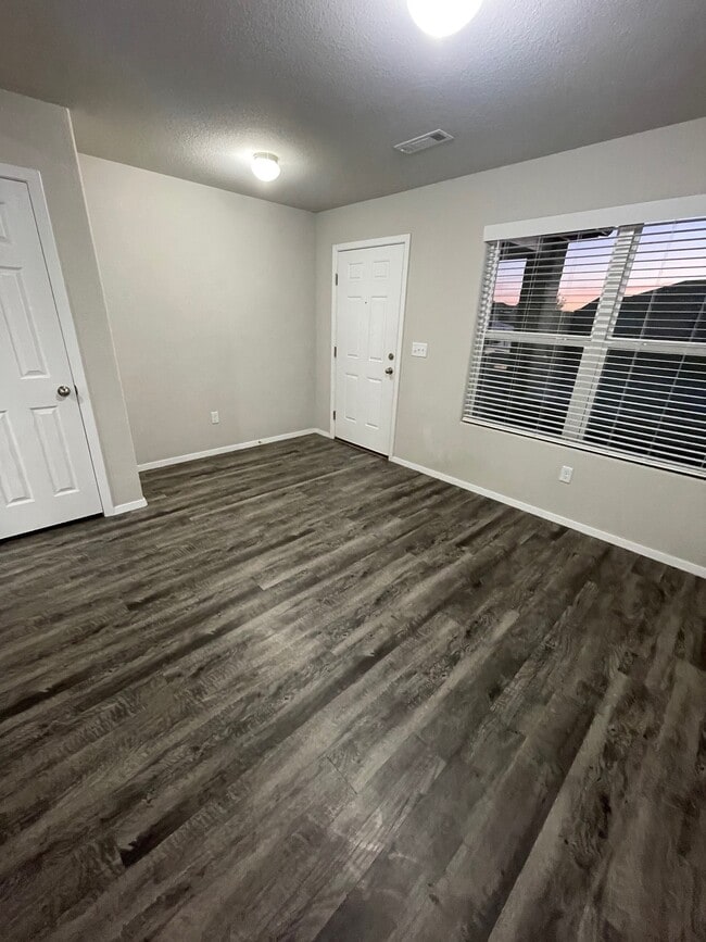 Building Photo - 4616 W Hoover Loop