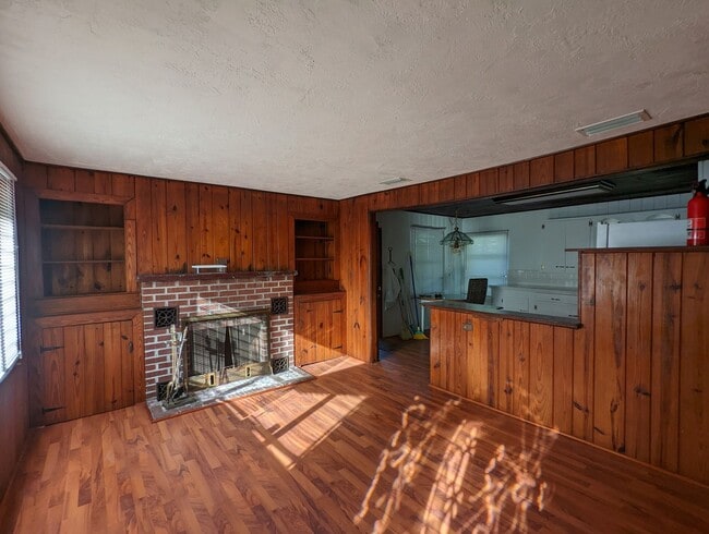 Primary Photo - Lovely 2/1 home with beautiful natural woo...