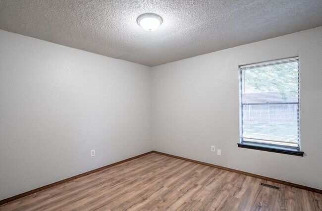 Building Photo - Great Location 3 Bed 2 Bath Home For Rent