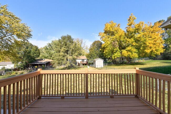 Building Photo - Large home in quiet neighborhood