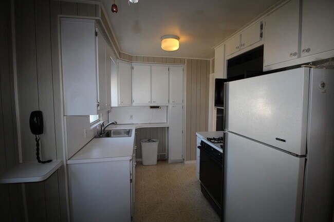 Building Photo - 14383 Mercedes