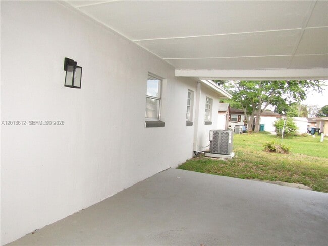 Building Photo - 2447 Messina Ave