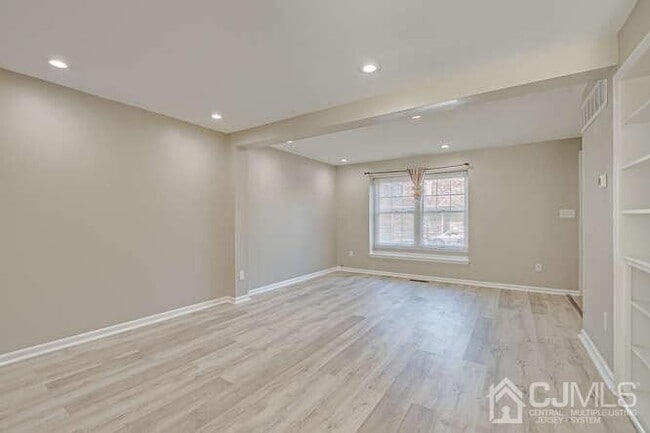 Building Photo - 216 E 7th St