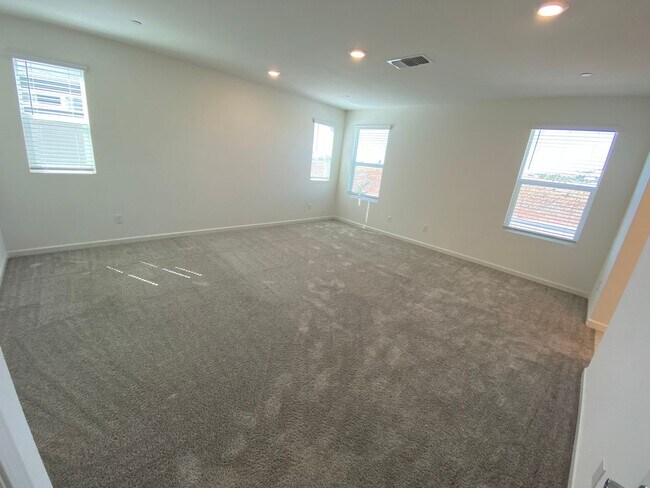 Building Photo - Gorgeous Like Low Maintenance 4 Bedroom wi...