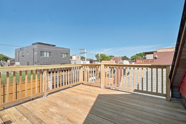 Building Photo - 2334 W Medill Ave