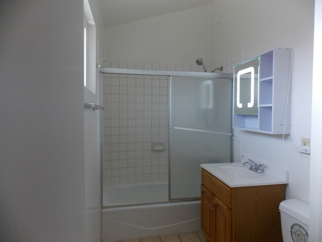 Full Bathroom - 1810 S 4th St