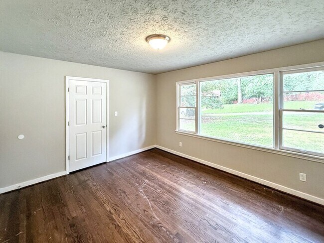 Building Photo - 1317 5 Mile Rd