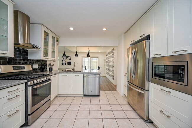 Building Photo - 5 Rock Pine Ct