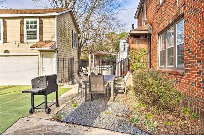 Rented Cottage house in the back - 2406 Arbor St