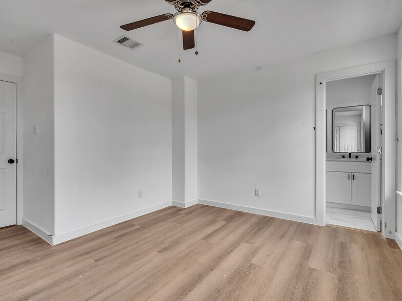 Building Photo - 8625 Homewood Ln