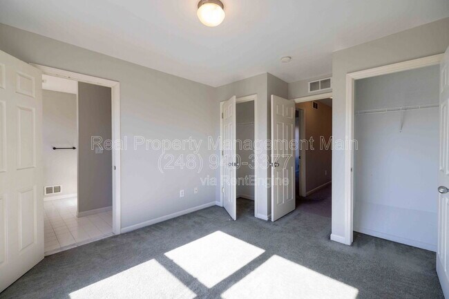 Building Photo - 264 E Palmer St