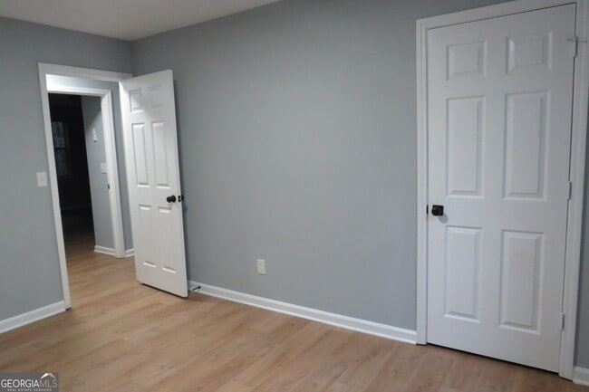 Building Photo - 2060 Bedford Ct