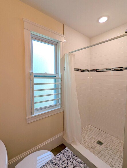 Building Photo - 8 Lowell Cir