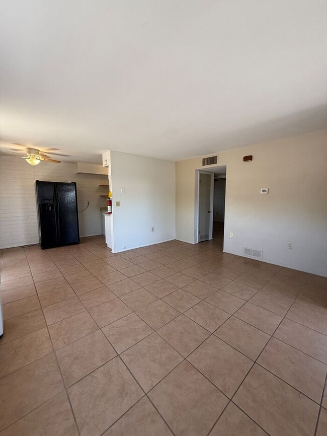 Building Photo - Town Home For Rent