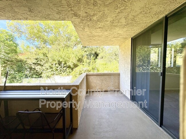 Building Photo - 2420 Torrey Pines Rd