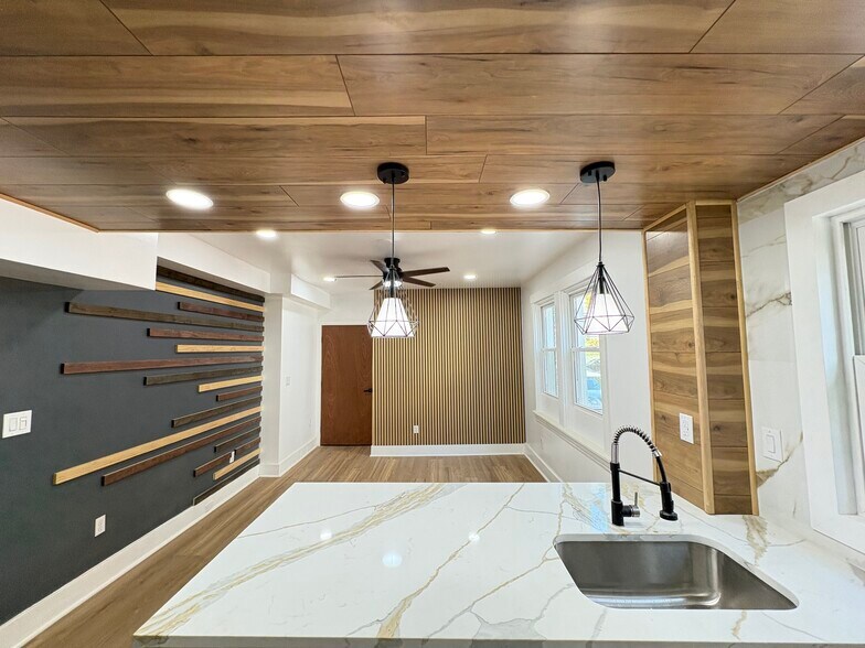 Building Photo - 5834 Phillips Ave