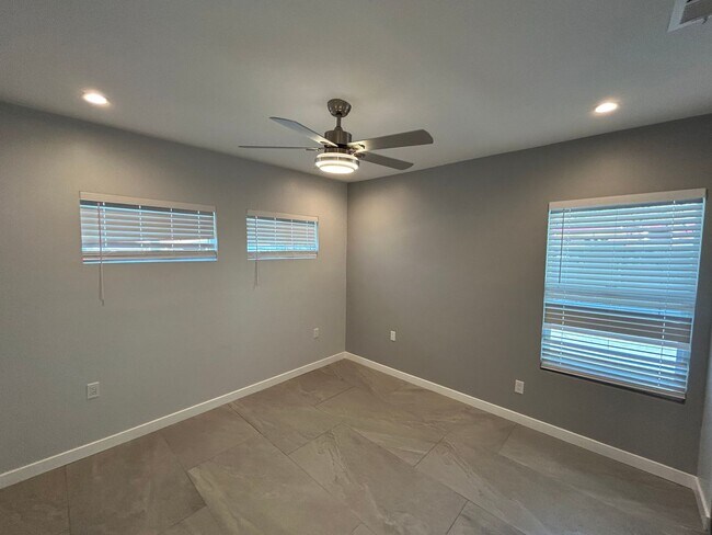 Building Photo - Newly Renovated 4 bed house!
