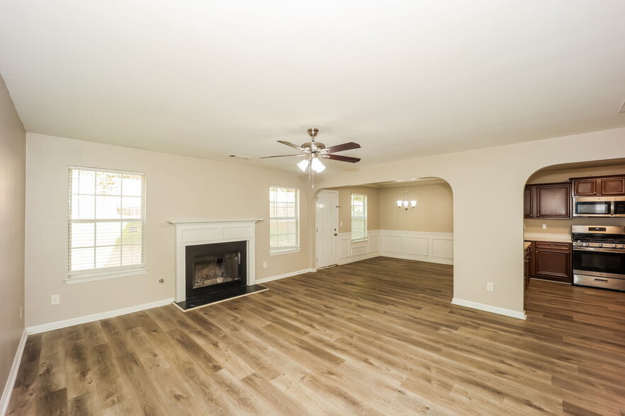 Building Photo - 5584 Bluegrass Dr