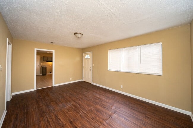 Building Photo - 213 Pine St