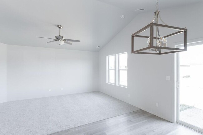 Building Photo - Beautiful Home with Bonus Room!
