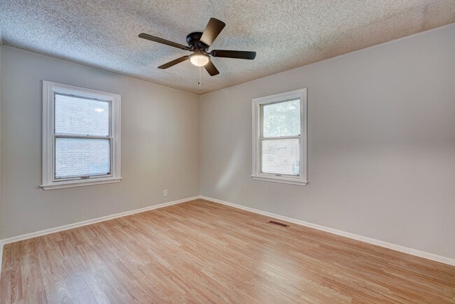 Building Photo - 4 Bedroom Available Now!