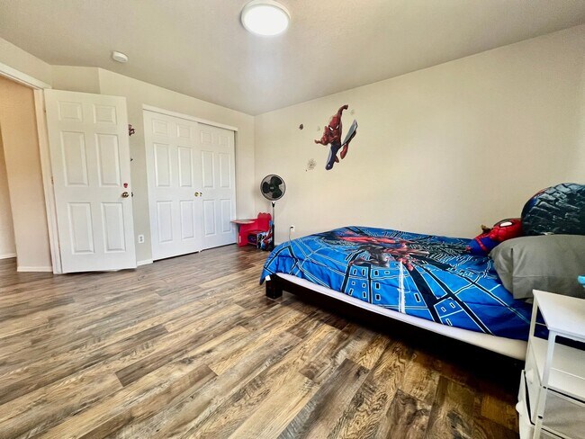 Building Photo - Beautifully Updated Home In Desirable Hend...