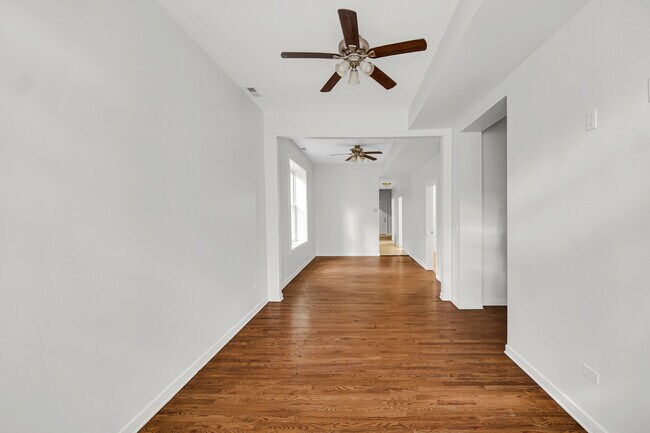 Building Photo - 1826 S Hamlin Ave