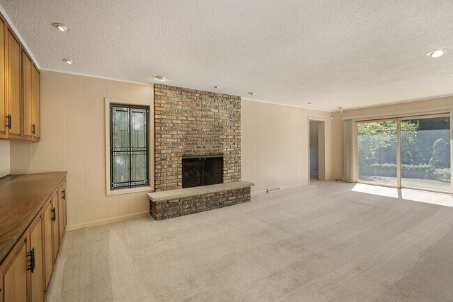 Building Photo - 258 Dennis Ln