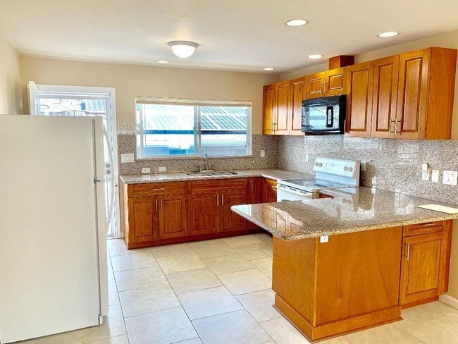 Building Photo - 3 bedroom, 2 bathroom, 1 parking in Salt L...