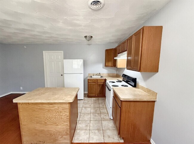 Building Photo - 211 Skyway Dr