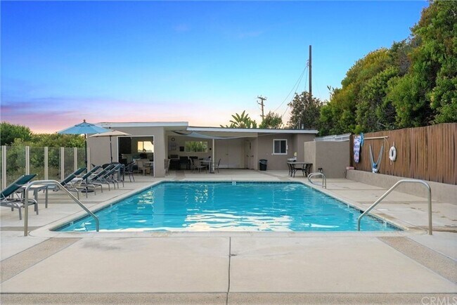 Building Photo - Ocean View Single Level Laguna Beach Condo!