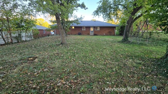Building Photo - Beautiful 3 Bedroom 2 Full Bath Home Locat...