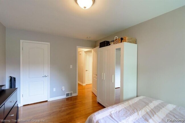 Building Photo - 487 N Eton St