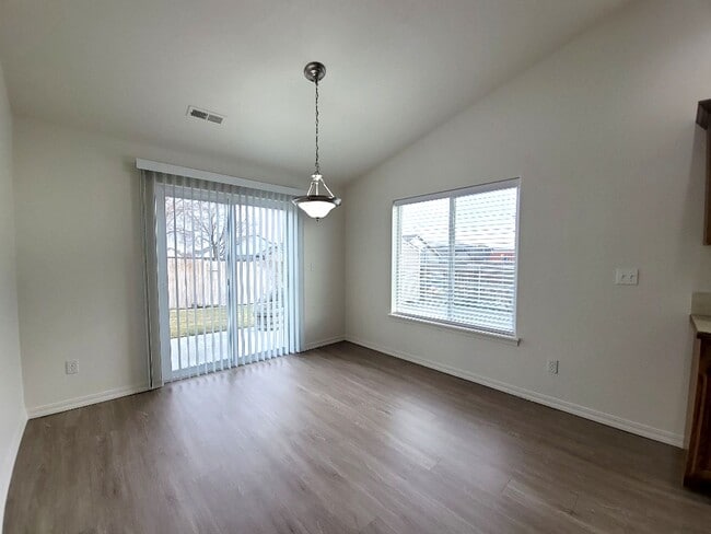 Building Photo - Spacious Rambler in West Richland