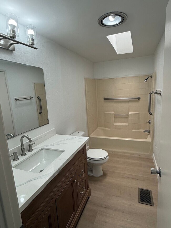 Building Photo - Cute Home Calling