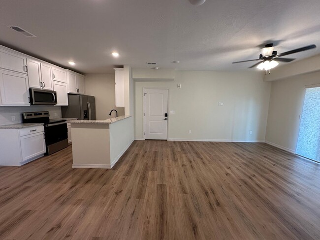 Building Photo - Golf Quarters - GQ 105