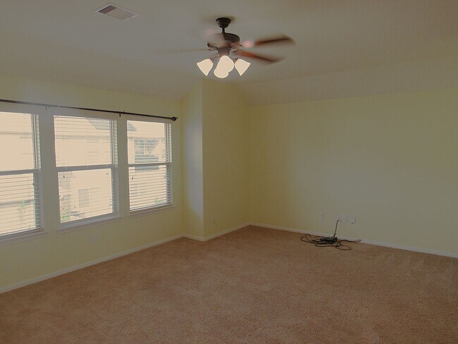 Building Photo - Conveniently located townhome in gated com...
