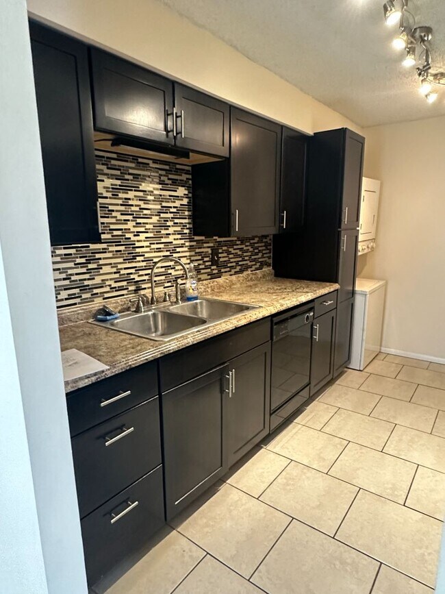 Building Photo - 518 Orange Dr