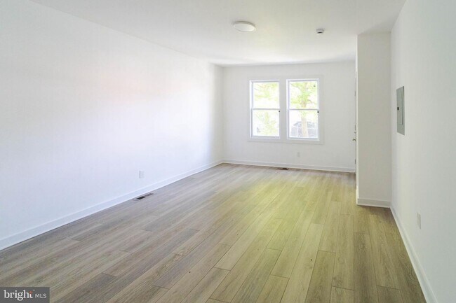 Building Photo - Move In Ready 2 BD 1 BA close to Metro, Sh...