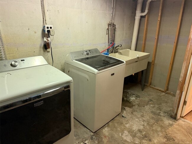 Building Photo - 17 Dover Dr