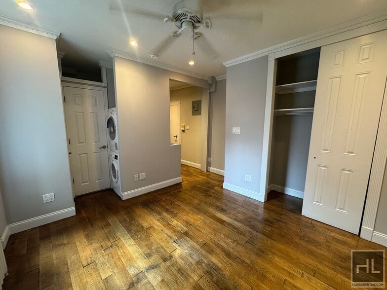 Building Photo - Mott Street