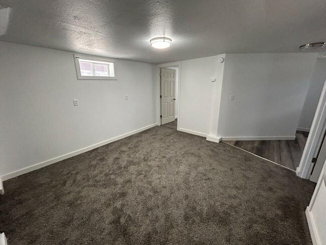 Building Photo - 3 Bedroom 1 Bath Beautiful House with Fenced Yard & Garage