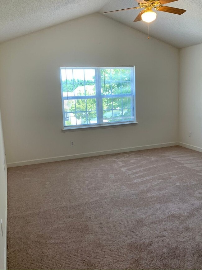 Building Photo - 115 Clusters Cir