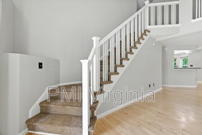 Building Photo - 6811 Dickens Ct E