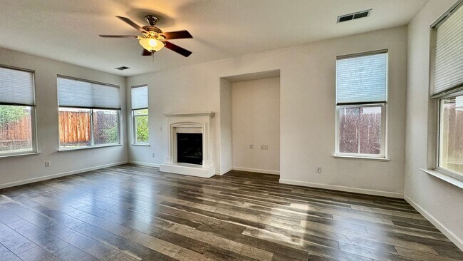 Building Photo - NOW AVAILABLE- COZY 3 BED, 2 BATH, 2 CAR GARAGE IN A QUIET NEIGHBORHOOD, NORTH NATOMAS