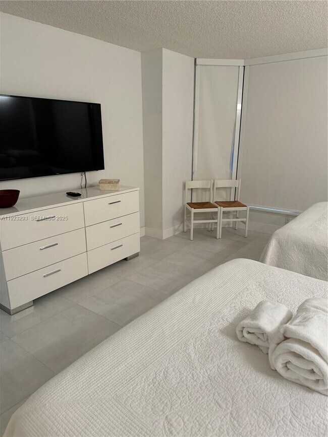 Building Photo - 3600 Mystic Pointe Dr