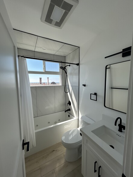 Jacuzzi Tub - 221 36th Pl