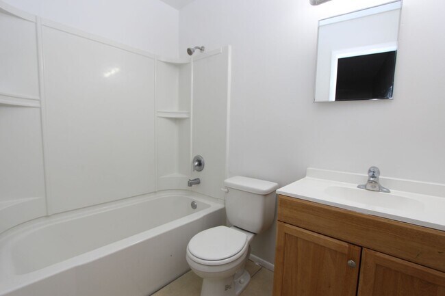 Building Photo - Lovely Home Available NOW!