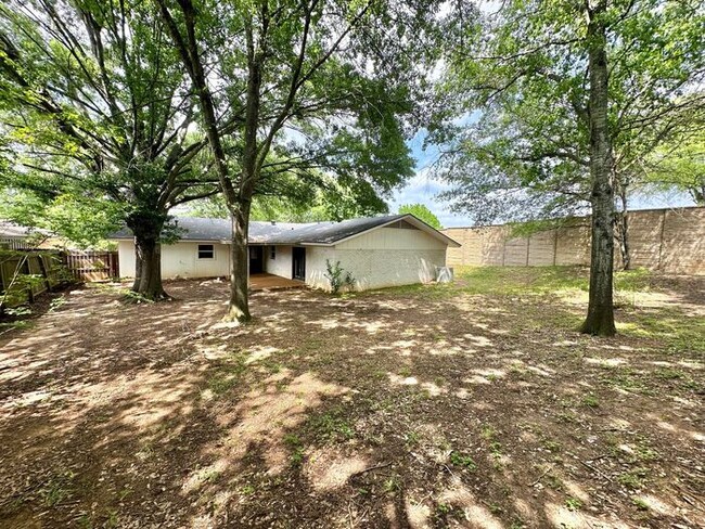 Building Photo - 5 Bedroom 2 Bath in South East Tyler!