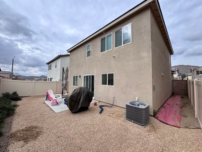 Building Photo - 4 Bedroom Winchester home with Solar- For ...